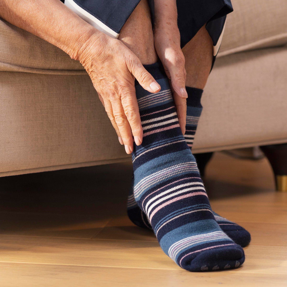 1 Pair Ladies Raynaud's Thermal Slipper Socks - Navy Stripe